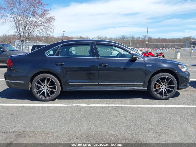 1VWDT7A3XHC051961 Volkswagen Passat 1.8t R-line