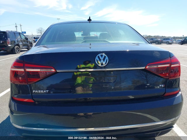 1VWDT7A3XHC051961 Volkswagen Passat 1.8t R-line