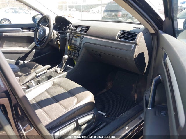 1VWDT7A3XHC051961 Volkswagen Passat 1.8t R-line
