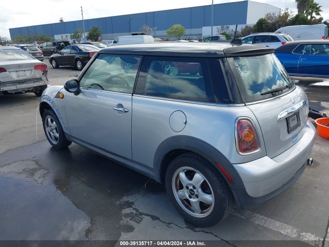 2007 MINI COOPER WMWMF33527TT55461 Photo 2
