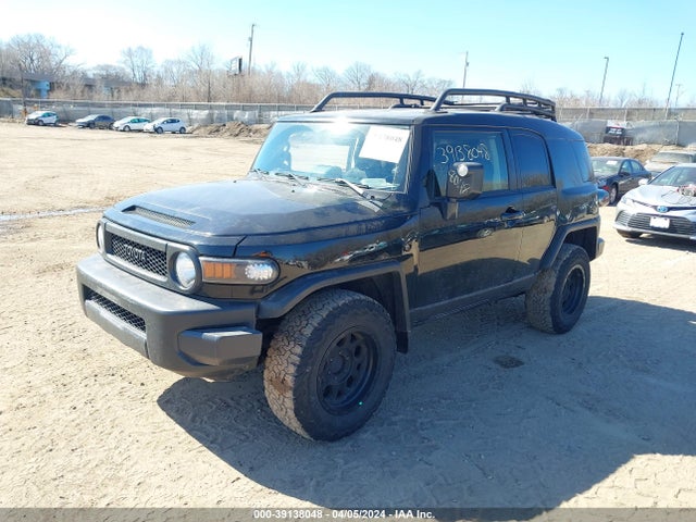 Toyota FJ Cruiser 2014 JTEBU4BF0EK205380 Image 2
