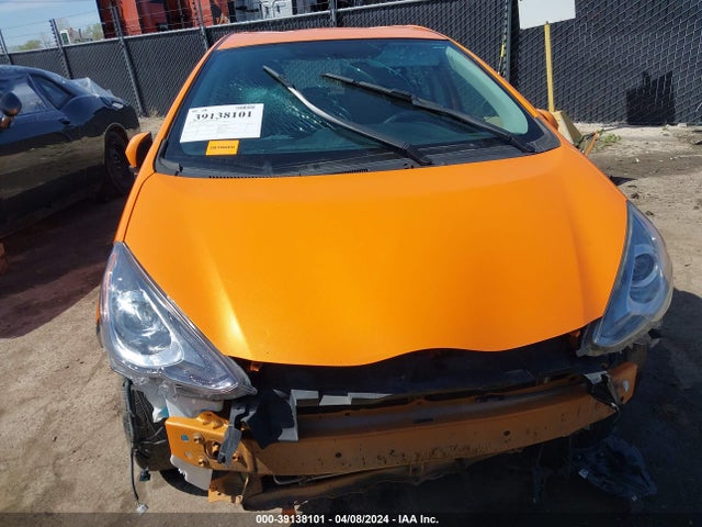 Toyota Prius C Two 2015 JTDKDTB32F1097890 Image 13