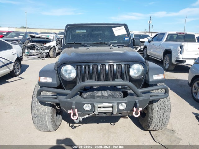 1C4HJXDG0JW317260 Jeep Wrangler Unlimited Sport S 4x4