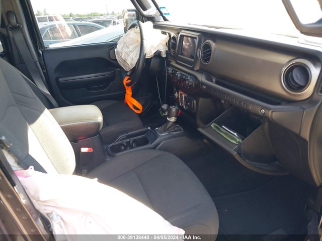 1C4HJXDG0JW317260 Jeep Wrangler Unlimited Sport S 4x4