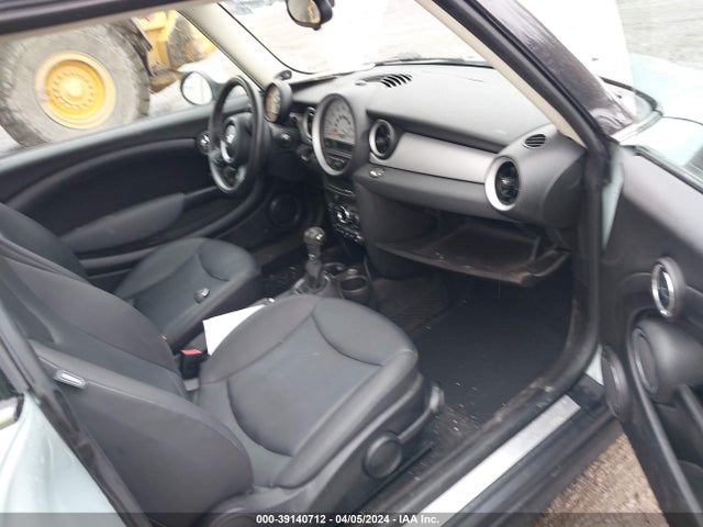 2011 MINI COOPER CLUBMAN WMWZF3C50BT188306 Photo 4
