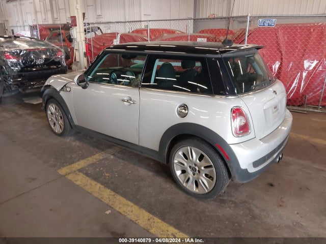 2010 MINI COOPER S WMWMF7C57ATZ71137 Photo 2