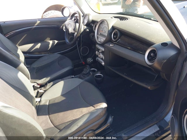2010 MINI COOPER CLUBMAN WMWML3C53ATX37983 Photo 4