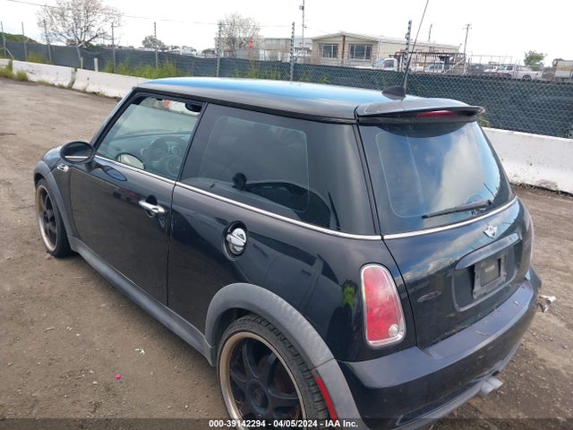 2005 MINI COOPER S WMWRE33565TL14580 Photo 2