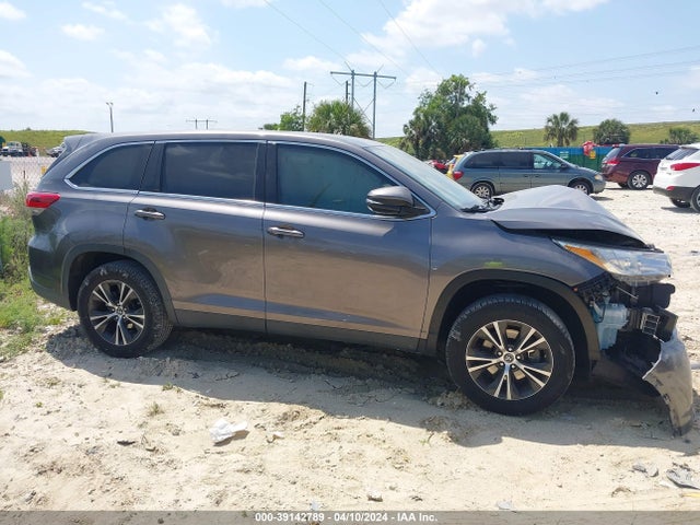 5TDZARFH5KS049488 Toyota Highlander Le