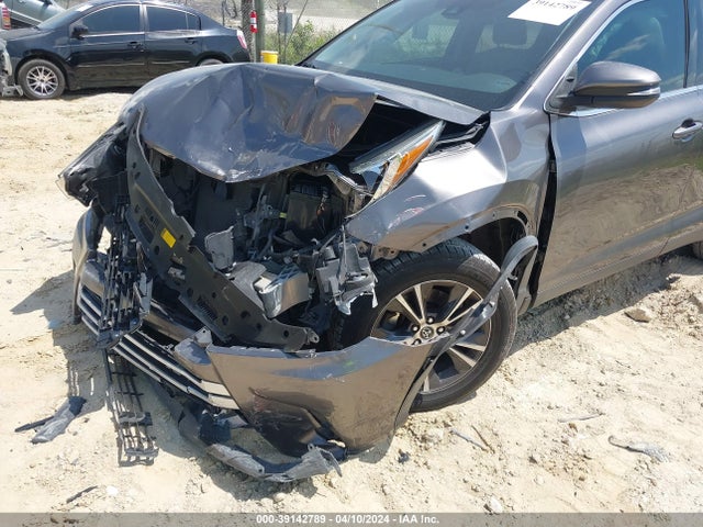 5TDZARFH5KS049488 Toyota Highlander Le
