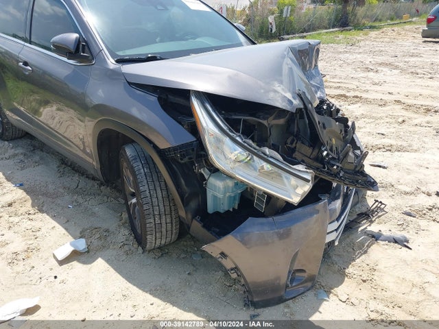 5TDZARFH5KS049488 Toyota Highlander Le