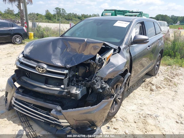 5TDZARFH5KS049488 Toyota Highlander Le