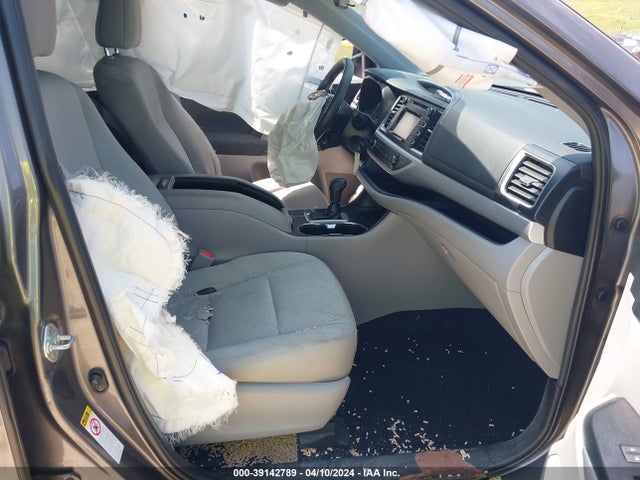 5TDZARFH5KS049488 Toyota Highlander Le