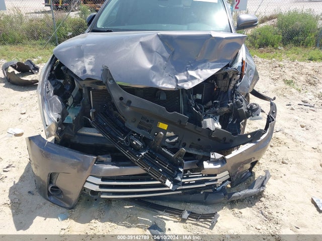 5TDZARFH5KS049488 Toyota Highlander Le