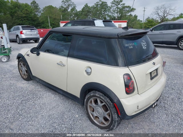2006 MINI COOPER S WMWRE33576TL17294 Photo 2