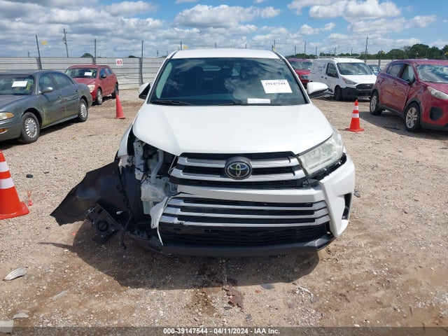 Toyota Highlander Le 2018 5TDZARFH6JS040572 Image 12