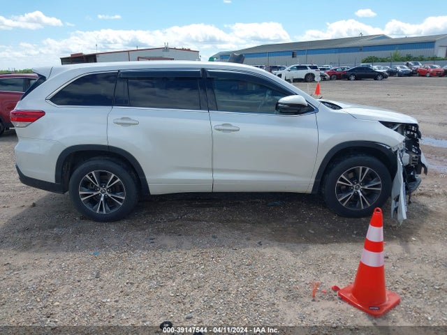Toyota Highlander Le 2018 5TDZARFH6JS040572 Image 13
