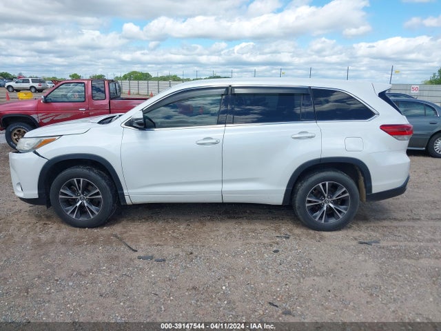 Toyota Highlander Le 2018 5TDZARFH6JS040572 Image 14
