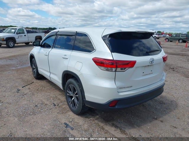 Toyota Highlander Le 2018 5TDZARFH6JS040572 Image 3