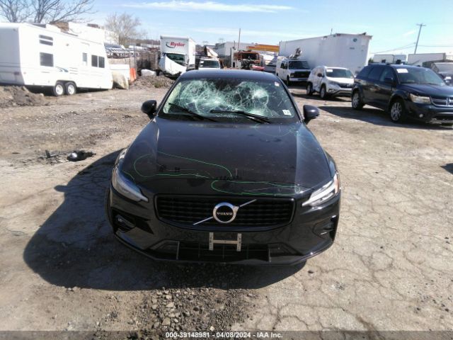 7JRL12FZXNG172130 Volvo S60 B5 Momentum
