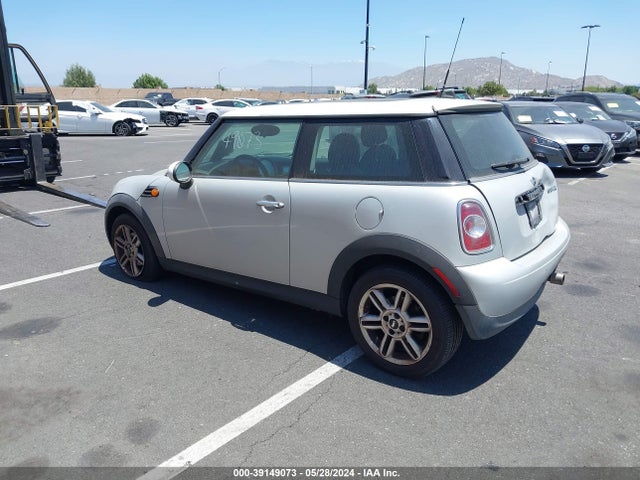 2011 MINI COOPER WMWSU3C59BT251510 Photo 2