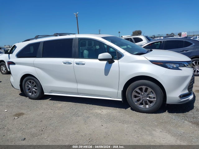 Toyota SIENNA XLE 2023 5TDJRKEC2PS175348 Image 13