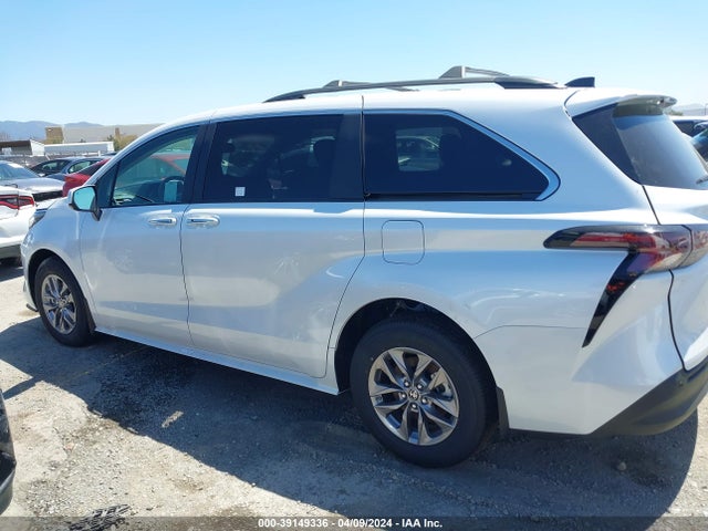 Toyota SIENNA XLE 2023 5TDJRKEC2PS175348 Image 14