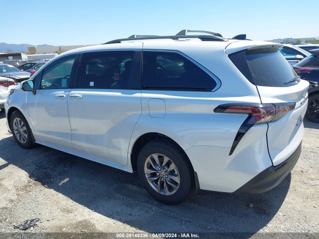 Toyota SIENNA XLE 2023 5TDJRKEC2PS175348 Image 3