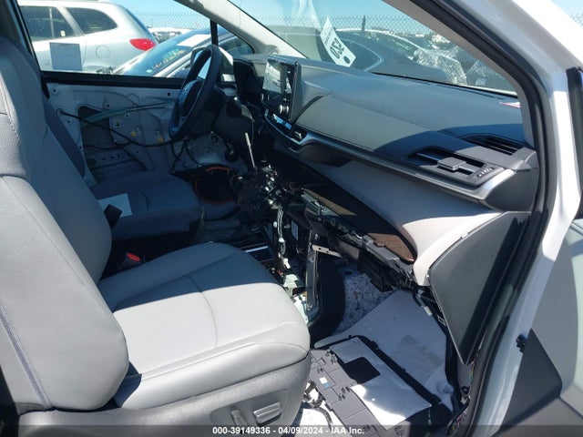 Toyota SIENNA XLE 2023 5TDJRKEC2PS175348 Image 5