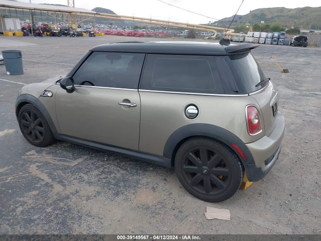 2010 MINI COOPER S WMWMF7C57ATZ69260 Photo 2