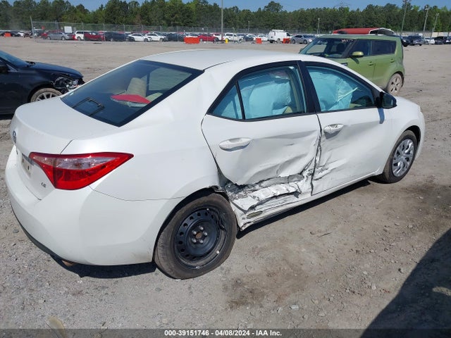 Toyota COROLLA LE 2018 5YFBURHE3JP842940 Image 4