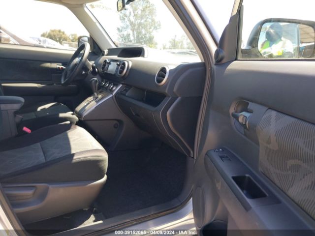 JTLZE4FEXFJ069885 Scion XB