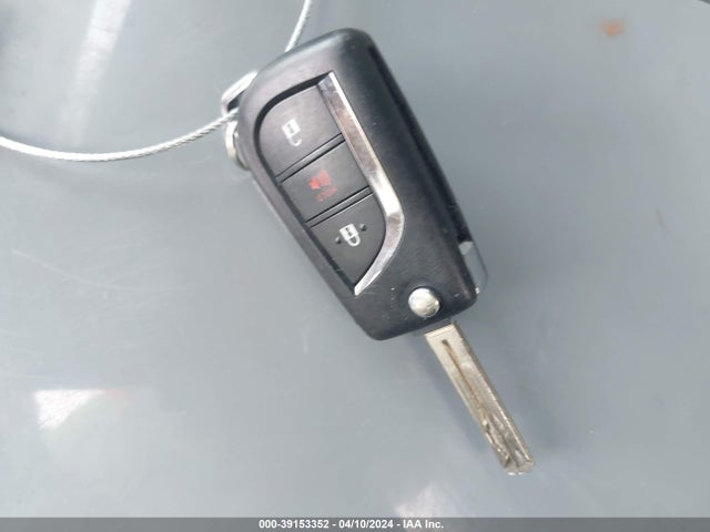 2T3F1RFV2NC318298 Toyota RAV4 LE