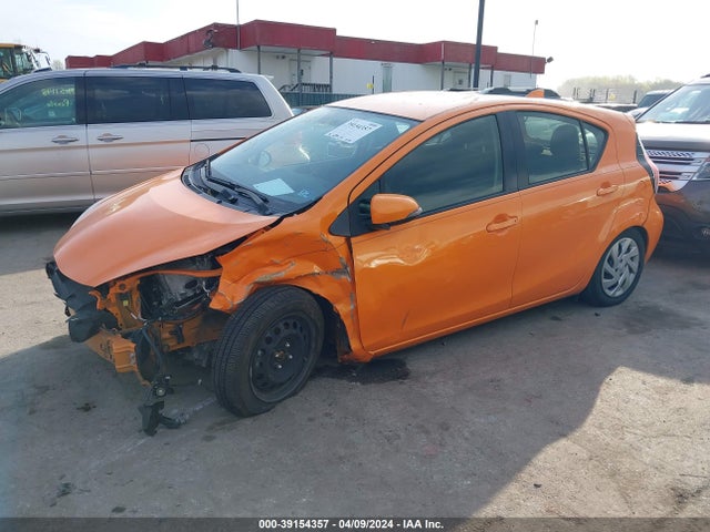 Toyota Prius C Two 2015 JTDKDTB30F1104674 Image 2