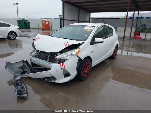 Toyota Prius C Two 2014 JTDKDTB31E1083042 Image 2