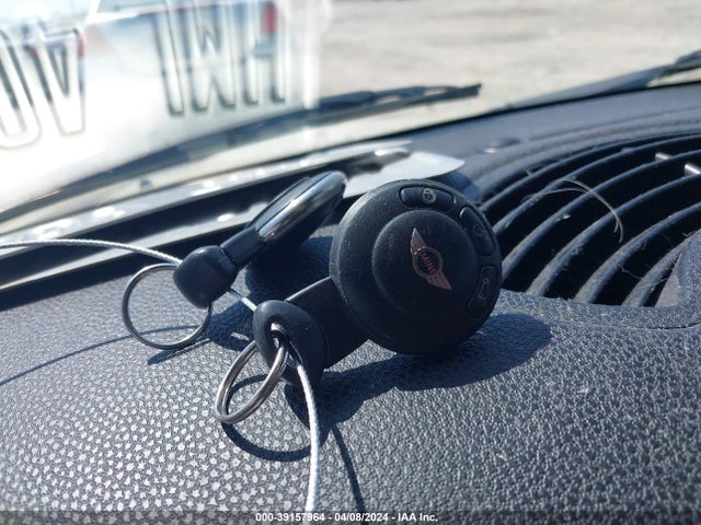 2009 MINI COOPER WMWMF33519TW71890 Photo 10