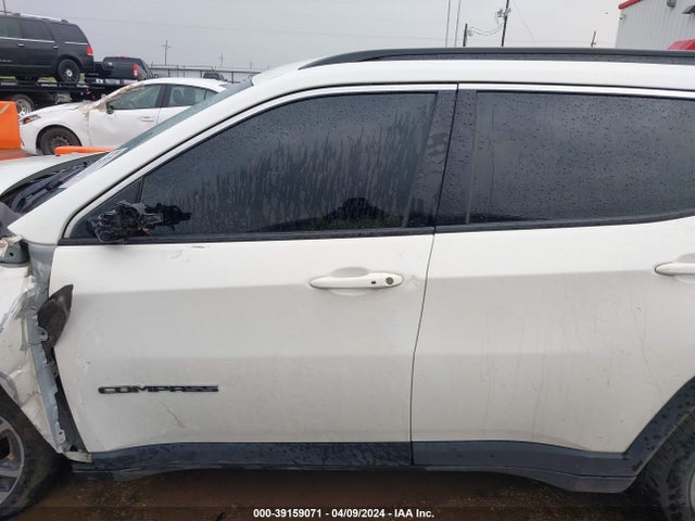 3C4NJCBB2JT233739 Jeep Compass Latitude Fwd
