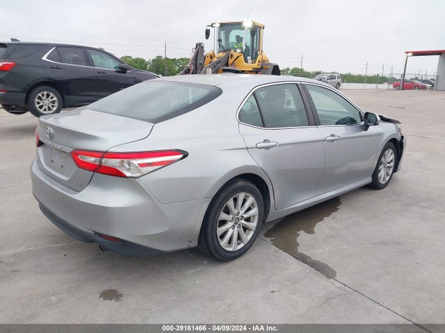 Toyota CAMRY LE 2018 4T1B11HK8JU155192 Image 4