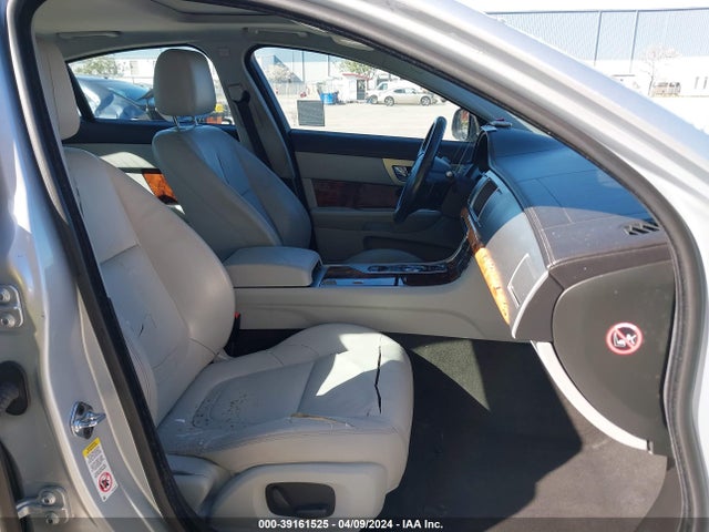 2014 JAGUAR XF SAJWA0ES8EPU14807 Photo 4