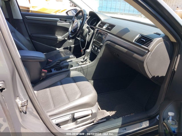 1VWDT7A31HC083861 Volkswagen Passat 1.8t R-line