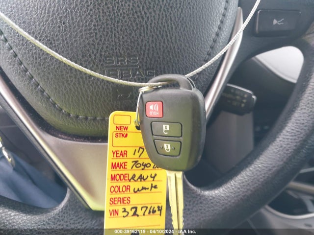 Toyota RAV4 LE 2017 2T3ZFREV9HW327664 Image 11