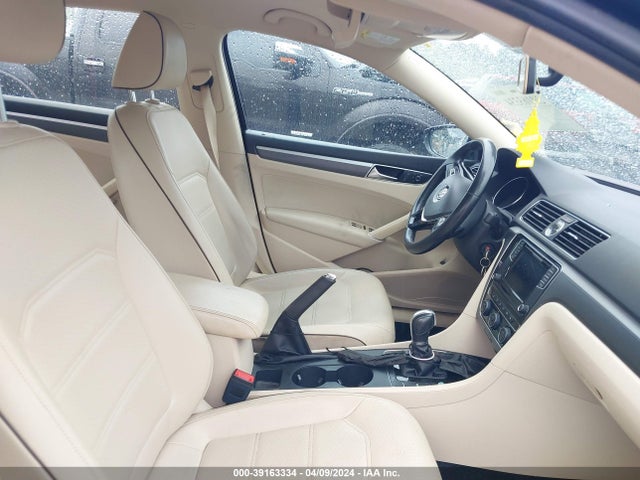 1VWDT7A32HC015570 Volkswagen Passat 1.8t R-line