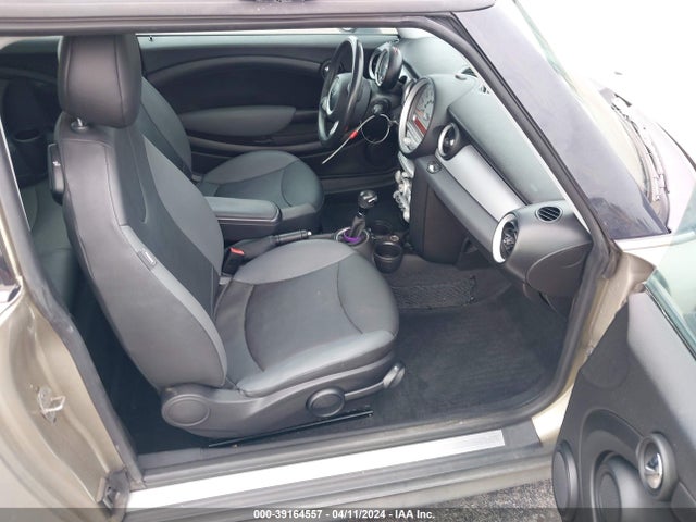 2010 MINI COOPER CLUBMAN WMWML3C5XATX36927 Photo 4