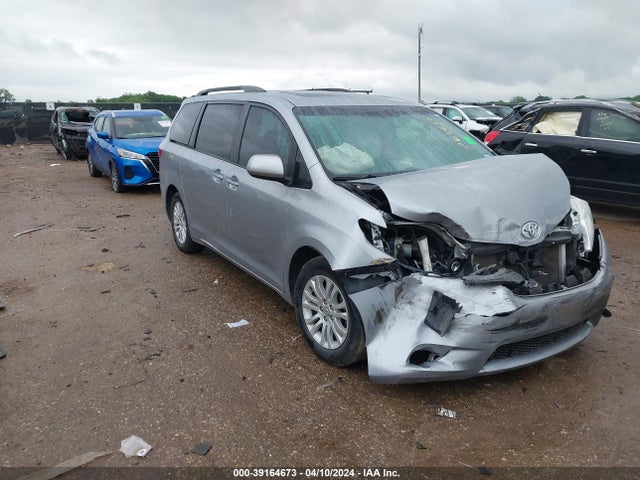 Toyota Sienna Xle 8 Passenger 2017 5TDYZ3DC6HS897302 main image