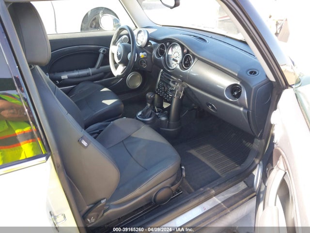 2006 MINI COOPER S WMWRE33576TJ40536 Photo 4