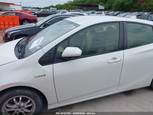 Toyota Prius Two 2016 JTDKBRFU1G3004942 Image 14