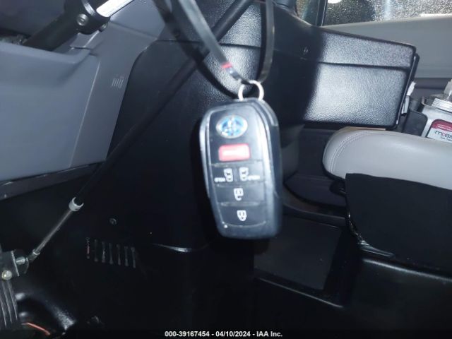 5TDKRKEC1NS131729 Toyota SIENNA LE