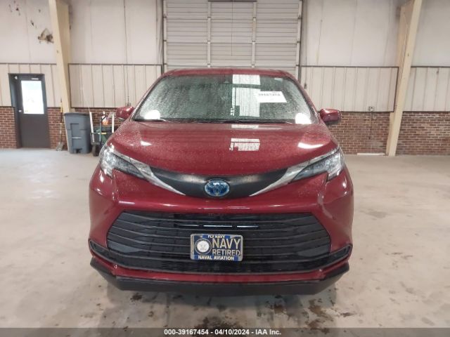 5TDKRKEC1NS131729 Toyota SIENNA LE