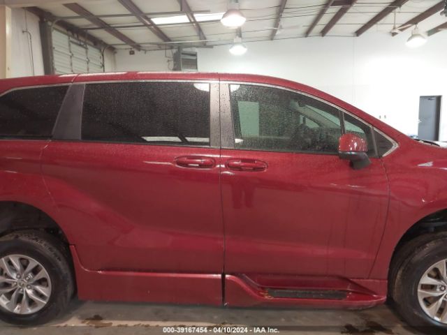 5TDKRKEC1NS131729 Toyota SIENNA LE