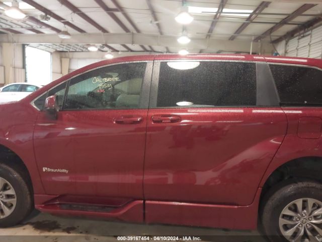 5TDKRKEC1NS131729 Toyota SIENNA LE
